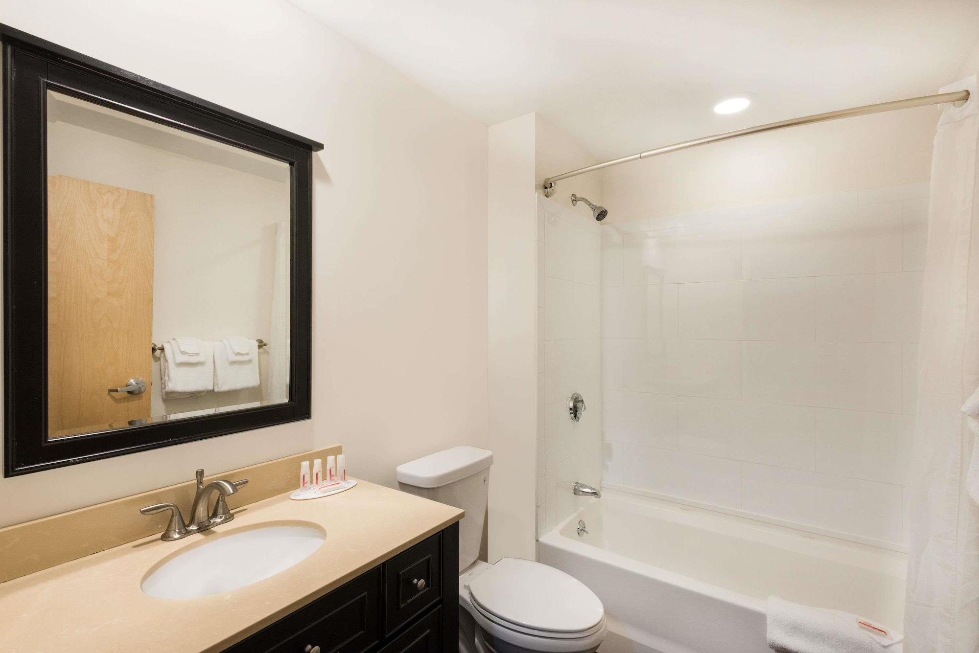 Howard Johnson By Wyndham Quincy/ Boston Экстерьер фото
